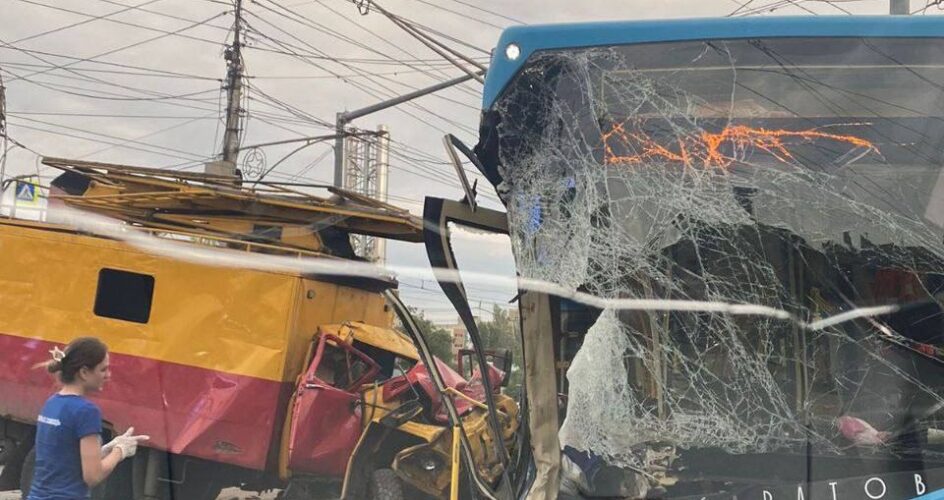 В Саратове столкнулись троллейбус и аварийка. Пострадали 11 человек