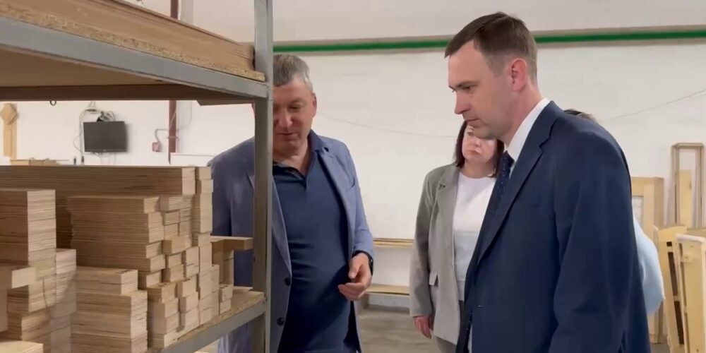 Глава ЭМР Максим Леонов посетил предприятия по производству мебели
