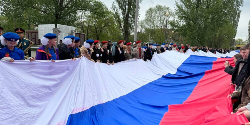 На центральной площади Энгельса развернули Государственный флаг РФ