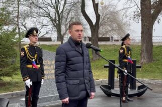 В городском парке состоялось торжественное открытие памятника военным морякам