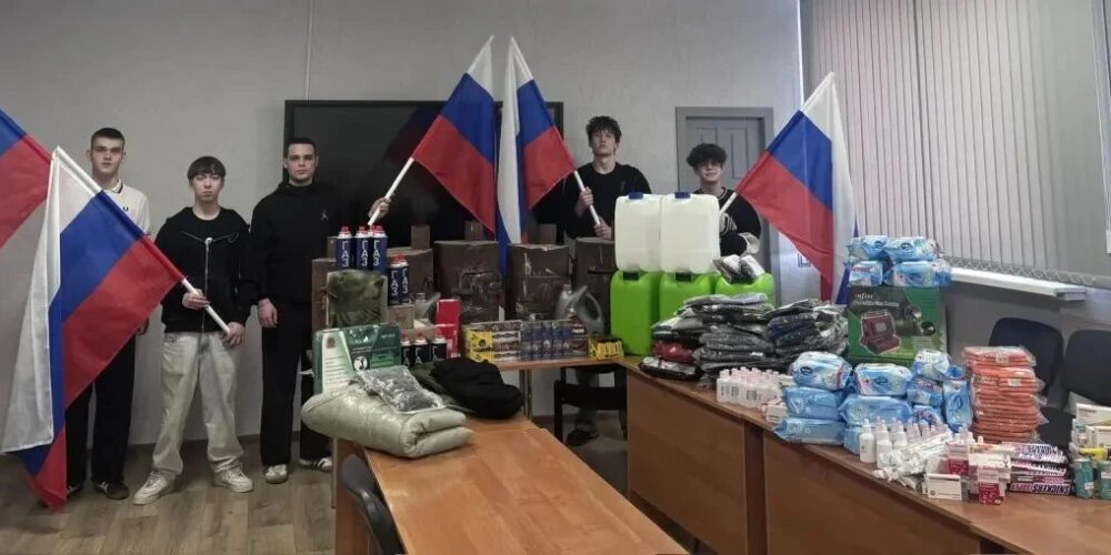 Педагоги и студенты энгельсского колледжа собрали гуманитарную помощь для участников СВО