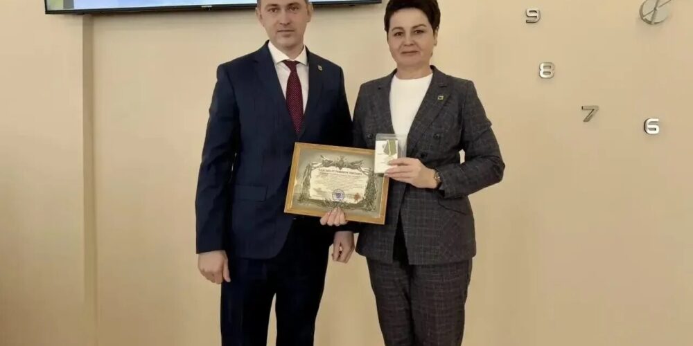 Глава ЭМР Максим Леонов вручил главе Терновского МО медаль «За помощь фронту»