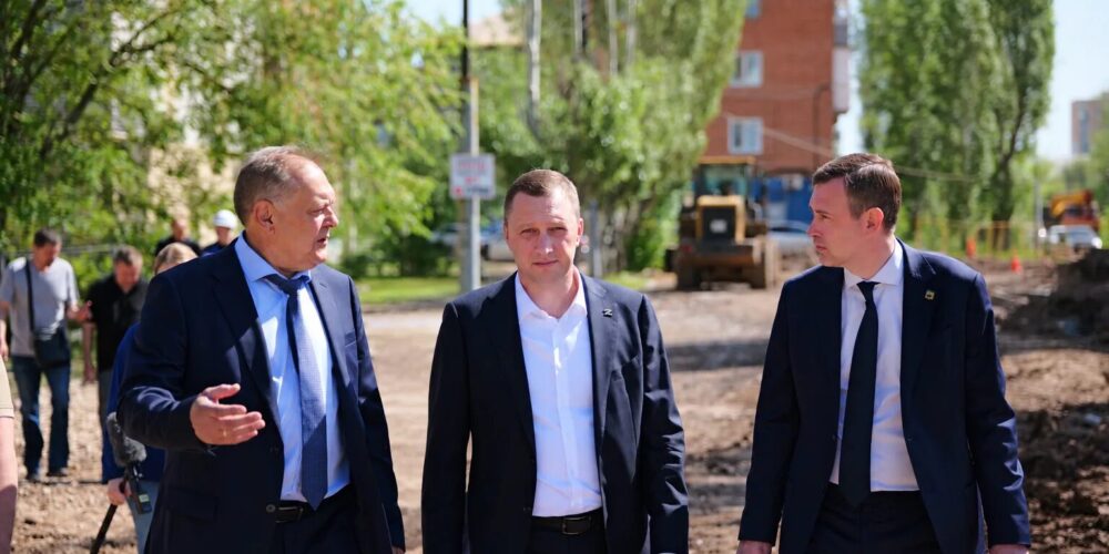 В Энгельсе специалисты приступили к прокладке новой ветки самотечного коллектора