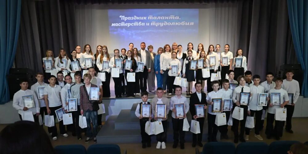 В Энгельсском районе состоялось награждение одарённых детей — юных талантов