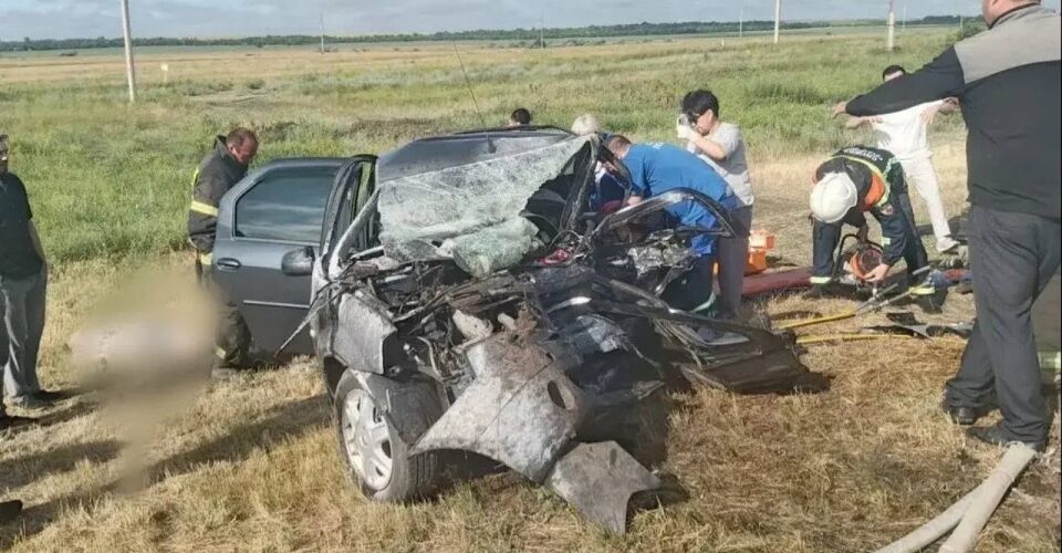 В Дергачевском районе в  лобовом столкновении легковых машин погибли шесть человек
