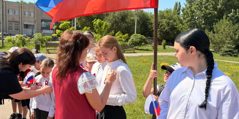 Дети Энгельсского района стали участниками акции «Российский триколор»