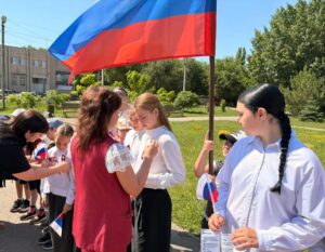 Дети Энгельсского района стали участниками акции «Российский триколор»