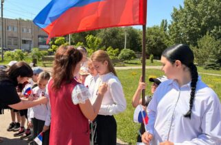 Дети Энгельсского района стали участниками акции «Российский триколор»