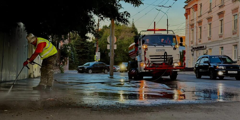 В Энгельсе проводят ручную мойку тротуаров