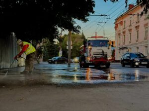 В Энгельсе проводят ручную мойку тротуаров 