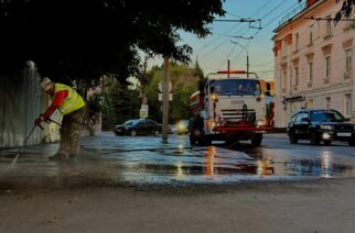 В Энгельсе проводят ручную мойку тротуаров