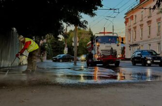 В Энгельсе проводят ручную мойку тротуаров