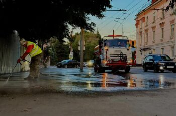 В Энгельсе проводят ручную мойку тротуаров