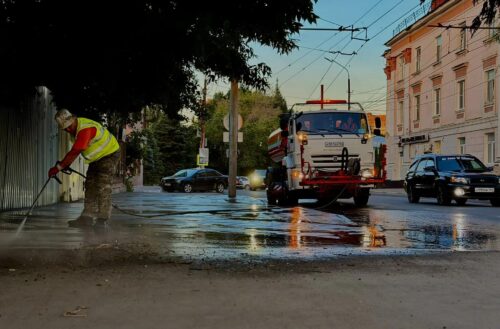 В Энгельсе проводят ручную мойку тротуаров