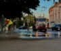 В Энгельсе проводят ручную мойку тротуаров