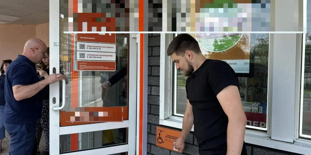 В Энгельсе проверили доступность объектов соцсферы для инвалидов и маломобильных граждан