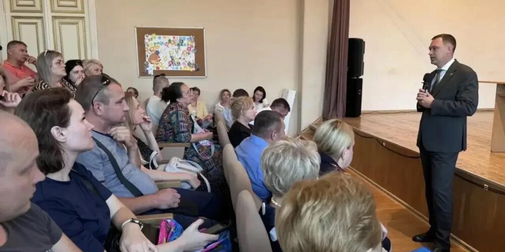 Максим Леонов провёл встречу с жителями, чье имущество пострадало в результате атаки БПЛА