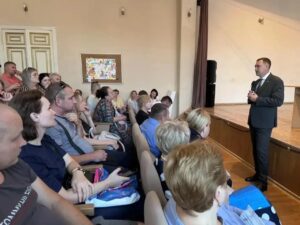 Максим Леонов провёл встречу с жителями, чье имущество пострадало в результате атаки БПЛА