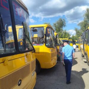 В Энгельсском районе проверили готовность школьных автобусов к новому учебному году