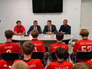Глава ЭМР Максим Леонов встретился с юными футболистами клуба «Звезда»
