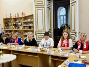 В Энгельсе состоялась встреча Максима Леонова с представителями волонтёрских организаций